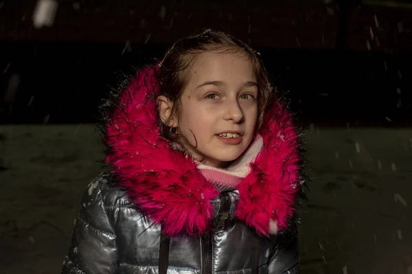 Portret Pięknej Dziewięcioletniej Dziewczynki Letnia Dziewczyna Niebieskiej Kurtce Uczennica Zimie — Zdjęcie stockowe