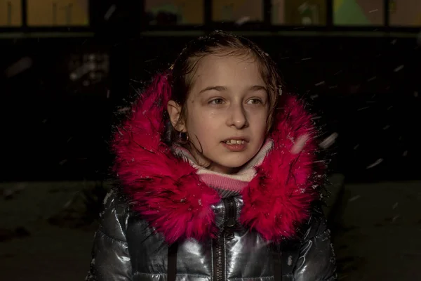 美しい9歳の少女の肖像画です 青いジャケットを着た9歳の少女 冬の学校の子供 10代だ 冬と雪 雪の夜 子供は雪を楽しむ エコファー付きジャケット — ストック写真
