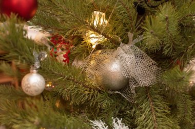 Noel ağacı arkaplanı. Güzel dekore edilmiş Noel odası. Tatil kavramı.