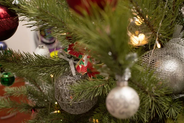 Vánoční Stromek Pozadí Krásný Zdobený Vánoční Pokoj Koncept Dovolených — Stock fotografie