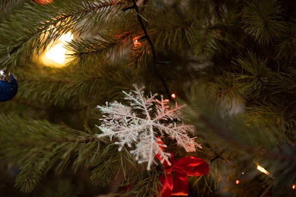 Kerstboom Achtergrond Prachtige Versierde Kerstkamer Vakantieconcept — Stockfoto
