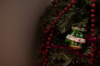 Noel ağacı arkaplanı. Güzel dekore edilmiş Noel odası. Tatil kavramı.