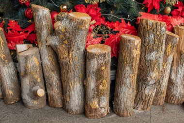 Noel ağacı. Noel ağacı arkaplanı. Güzel dekore edilmiş noeller. Tatil konsepti. Yeni yıl. Noel ağacında kırmızı süslemeler.