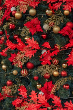 Noel ağacı. Noel ağacı arkaplanı. Güzel dekore edilmiş noeller. Tatil konsepti. Yeni yıl. Noel ağacında kırmızı süslemeler.