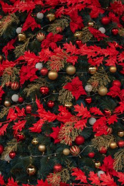 Noel ağacı. Noel ağacı arkaplanı. Güzel dekore edilmiş noeller. Tatil konsepti. Yeni yıl. Noel ağacında kırmızı süslemeler.