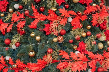 Noel ağacı. Noel ağacı arkaplanı. Güzel dekore edilmiş noeller. Tatil konsepti. Yeni yıl. Noel ağacında kırmızı süslemeler.