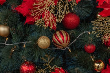 Noel ağacı. Noel ağacı arkaplanı. Güzel dekore edilmiş noeller. Tatil konsepti. Yeni yıl. Noel ağacında kırmızı süslemeler.