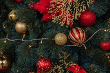 Noel ağacı. Noel ağacı arkaplanı. Güzel dekore edilmiş noeller. Tatil konsepti. Yeni yıl. Noel ağacında kırmızı süslemeler.