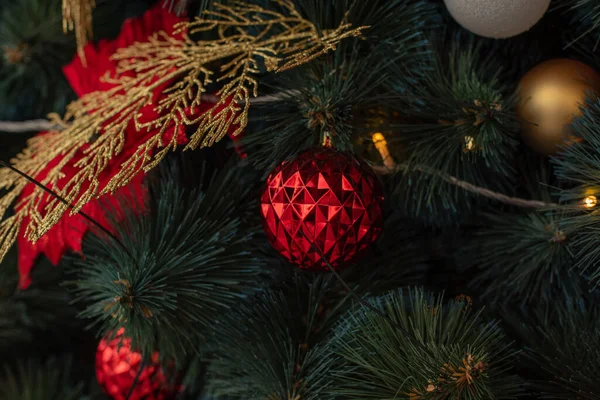 Kerstboom Kerstboom Achtergrond Prachtig Versierd Kerstfeest Vakantie Concept Nieuwjaar Rode — Stockfoto