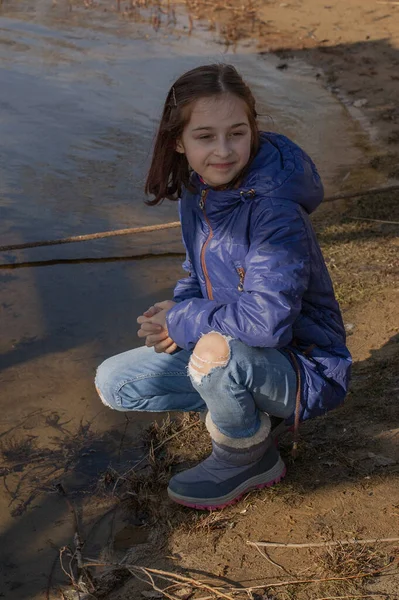 Portretul Unei Tinere Frumoase Fotografie Aer Plein Lângă Râu Timp — Fotografie, imagine de stoc