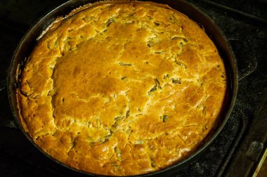 Ahşap arka planda lahana ve mantarlı turta. Mantarlı lahana turtası.