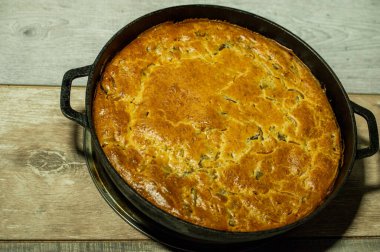 Ahşap arka planda lahana ve mantarlı turta. Mantarlı lahana turtası.