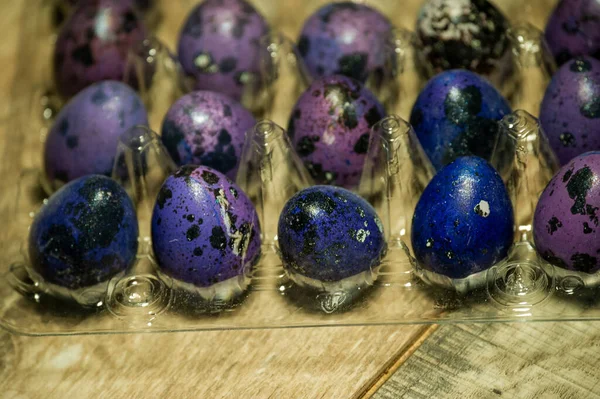 鹌鹑蛋在木板里 鹌鹑蛋健康营养 食品摄影 快乐的复活节 有机产品 复活节彩绘紫色彩蛋 复活节春假的概念 — 图库照片