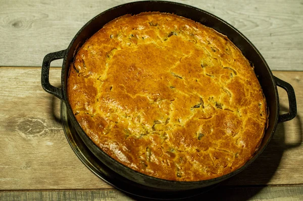 Torta Com Repolho Cogumelos Fundo Madeira Torta Com Repolho Com — Fotografia de Stock