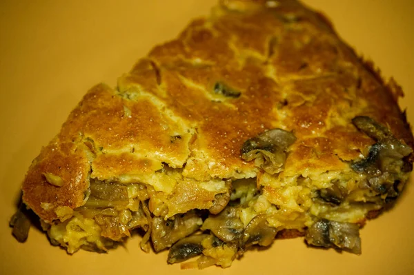 Torte Mit Kohl Und Pilzen Auf Einem Hölzernen Hintergrund Pastete — Stockfoto
