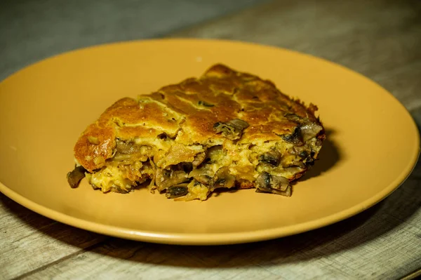 Torte Mit Kohl Und Pilzen Auf Einem Hölzernen Hintergrund Pastete — Stockfoto