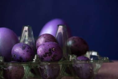 Renkli paskalya yumurtaları. Renkli yumurtalar mor. Mor yumurtalar. Mutlu Paskalyalar. Bahar ve bahar tatili. Tatil kavramı