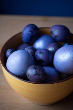 Renkli paskalya yumurtaları. Renkli yumurtalar mor. Mor yumurtalar. Mutlu Paskalyalar. Bahar ve bahar tatili. Tatil kavramı