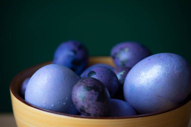 Renkli paskalya yumurtaları. Renkli yumurtalar mor. Mor yumurtalar. Mutlu Paskalyalar. Bahar ve bahar tatili. Tatil kavramı