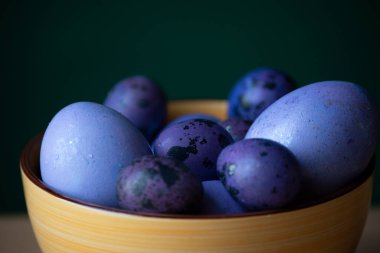 Renkli paskalya yumurtaları. Renkli yumurtalar mor. Mor yumurtalar. Mutlu Paskalyalar. Bahar ve bahar tatili. Tatil kavramı