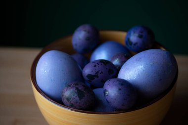 Renkli paskalya yumurtaları. Renkli yumurtalar mor. Mor yumurtalar. Mutlu Paskalyalar. Bahar ve bahar tatili. Tatil kavramı