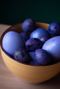 Renkli paskalya yumurtaları. Renkli yumurtalar mor. Mor yumurtalar. Mutlu Paskalyalar. Bahar ve bahar tatili. Tatil kavramı