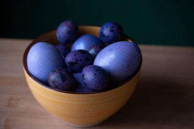 Renkli paskalya yumurtaları. Renkli yumurtalar mor. Mor yumurtalar. Mutlu Paskalyalar. Bahar ve bahar tatili. Tatil kavramı