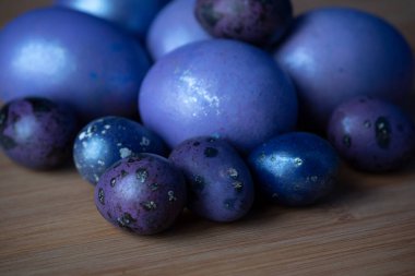 Renkli paskalya yumurtaları. Renkli yumurtalar mor. Mor yumurtalar. Mutlu Paskalyalar. Bahar ve bahar tatili. Tatil kavramı