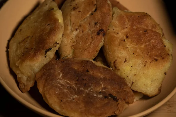 パイのフライ 鍋にペースト状 鍋のパテ 自家製だ 揚げパティフライパンのパティ 揚げパイ — ストック写真