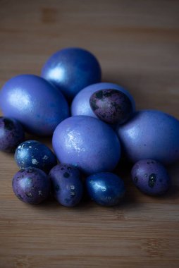 Renkli paskalya yumurtaları. Renkli yumurtalar mor. Mor yumurtalar. Mutlu Paskalyalar. Bahar ve bahar tatili. Tatil kavramı