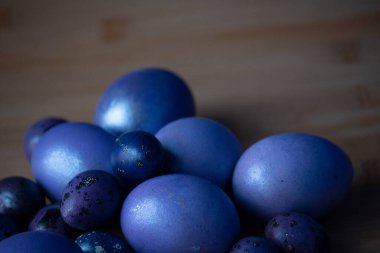 Renkli paskalya yumurtaları. Renkli yumurtalar mor. Mor yumurtalar. Mutlu Paskalyalar. Bahar ve bahar tatili. Tatil kavramı