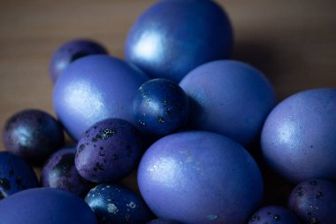 Renkli paskalya yumurtaları. Renkli yumurtalar mor. Mor yumurtalar. Mutlu Paskalyalar. Bahar ve bahar tatili. Tatil kavramı