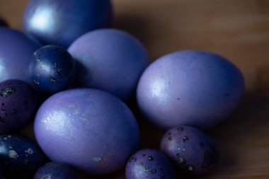 Renkli paskalya yumurtaları. Renkli yumurtalar mor. Mor yumurtalar. Mutlu Paskalyalar. Bahar ve bahar tatili. Tatil kavramı