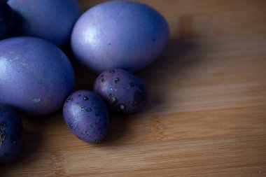 Renkli paskalya yumurtaları. Renkli yumurtalar mor. Mor yumurtalar. Mutlu Paskalyalar. Bahar ve bahar tatili. Tatil kavramı