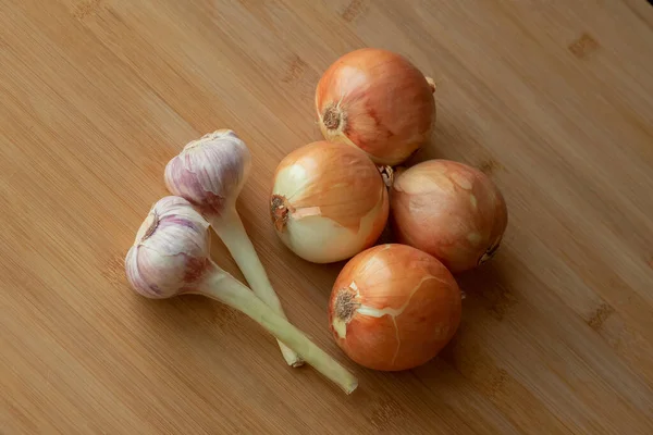 Uien Knoflook Knoflook Houten Ondergrond Gezonde Voeding — Stockfoto