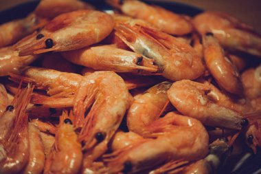 Baharatlı karides. Pişmiş karides. Bir sürü haşlanmış karides. Sağlıklı beslenme kavramı. Sağlıklı yiyecekler, protein diyeti