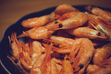 Baharatlı karides. Pişmiş karides. Bir sürü haşlanmış karides. Sağlıklı beslenme kavramı. Sağlıklı yiyecekler, protein diyeti