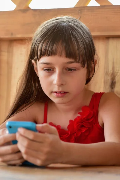 Kleines Mädchen Schaut Auf Das Telefon Jahre Altes Mädchen Schaut — Stockfoto