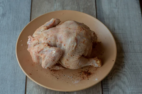 Pollo Crudo Intero Tavolo Legno Pollo Crudo Cucinare Pollo Casa — Foto Stock