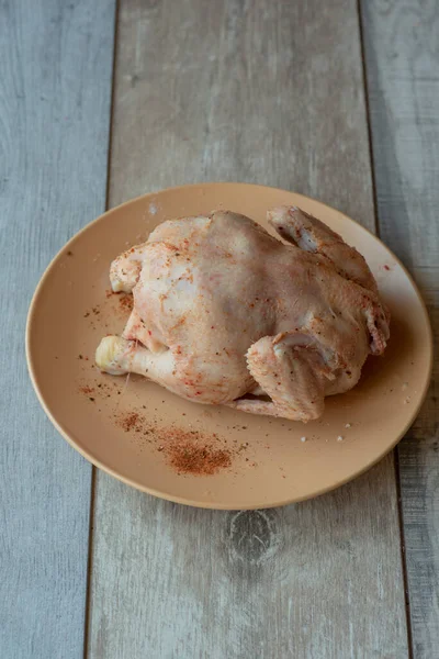 Hel Kyckling Ett Träbord Kyckling Matlagning Kyckling Hemma Köket — Stockfoto