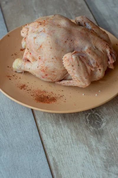 Frango Cru Inteiro Uma Mesa Madeira Frango Cru Cozinhar Frango — Fotografia de Stock