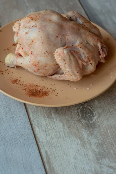 부엌에서 닭고기를 요리하는 — 스톡 사진