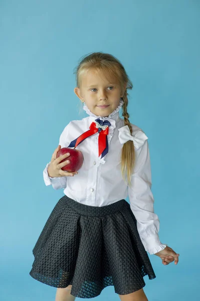Menina Seis Anos Idade Shirt Branca Isolada Fundo Estúdio Azul — Fotografia de Stock