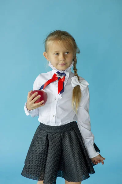 Menina Seis Anos Idade Shirt Branca Isolada Fundo Estúdio Azul — Fotografia de Stock