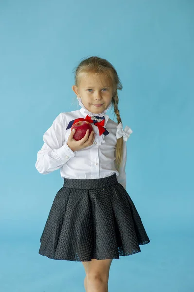 青いスタジオの背景に隔離された白いTシャツの6歳の少女は かなりヨーロッパの外観の子は カメラで室内の笑みを浮かべて見てポーズ 世代Zの概念 女の子女子高生オン青の背景 — ストック写真