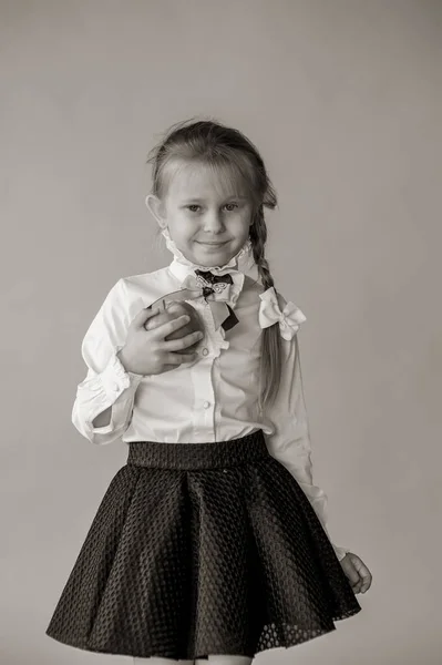 Altı Yaşında Beyaz Tişörtlü Bir Kız Mavi Stüdyo Arka Planında — Stok fotoğraf