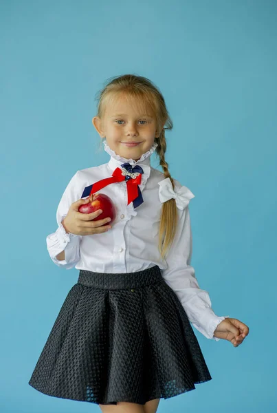 Menina Seis Anos Idade Shirt Branca Isolada Fundo Estúdio Azul — Fotografia de Stock