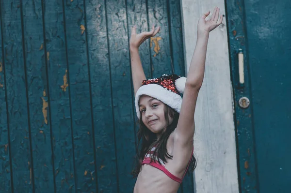 Niño Está Jugando Con Sombrero Santa Claus Feliz Niña Sombrero —  Fotos de Stock