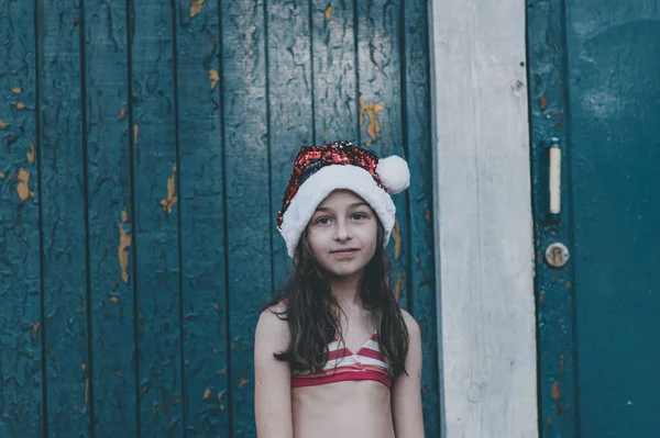 Ein Kind Spielt Mit Einem Weihnachtsmann Hut Glückliches Kleines Mädchen — Stockfoto