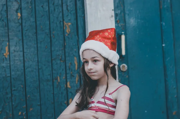 Uma Criança Está Brincando Com Chapéu Papai Noel Menina Pequena — Fotografia de Stock